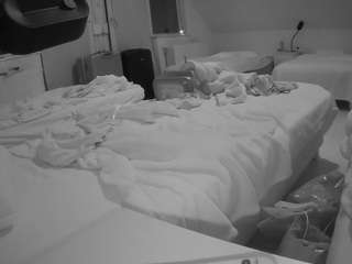 voyeurcam-julmodels-bed-2 avatar