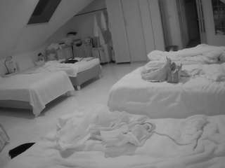 voyeurcam-julmodels-bed-3 avatar