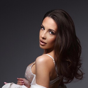 HoneeyL avatar