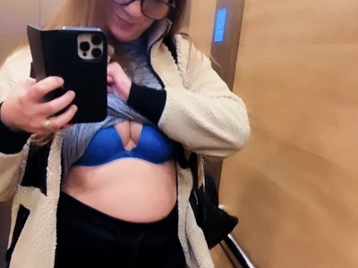 LizzieZ1975 avatar